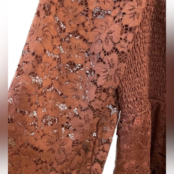 Andree by unit size M burnt orange lace sleeve smocked front top - Picture 6 of 9